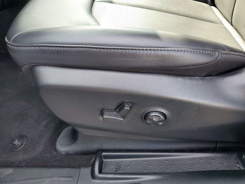Used 2025 Chrysler Pacifica Select FWD image 10
