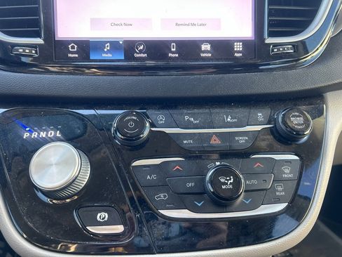 Used 2022 Chrysler Pacifica Touring-L image 21