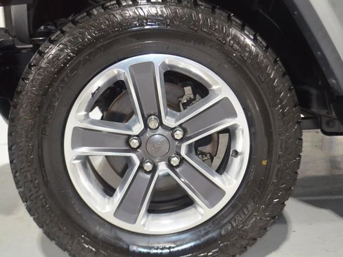 Used 2018 Jeep Wrangler Unlimited Sahara AWD/4WD image 11