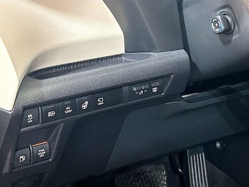 Used 2023 Toyota Sienna Platinum FWD image 8