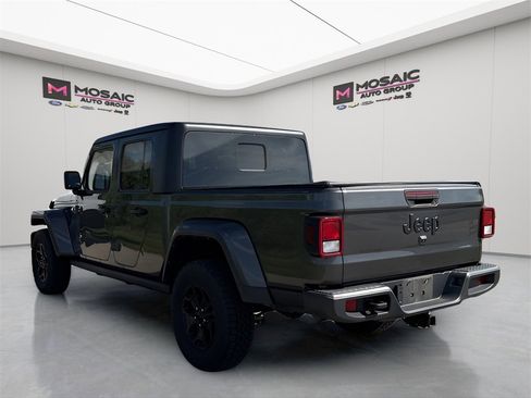 Used 2022 Jeep Gladiator Willys image 5