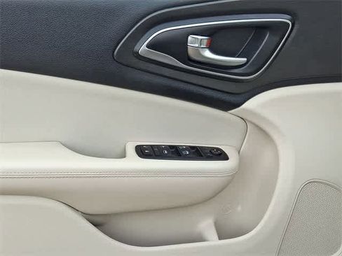 Used 2016 Chrysler 200 Limited image 26