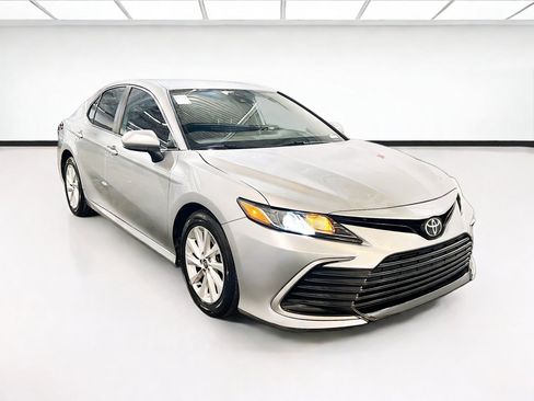 Used 2021 Toyota Camry LE w/ Carpet Mat Package (TMS) FWD image 3
