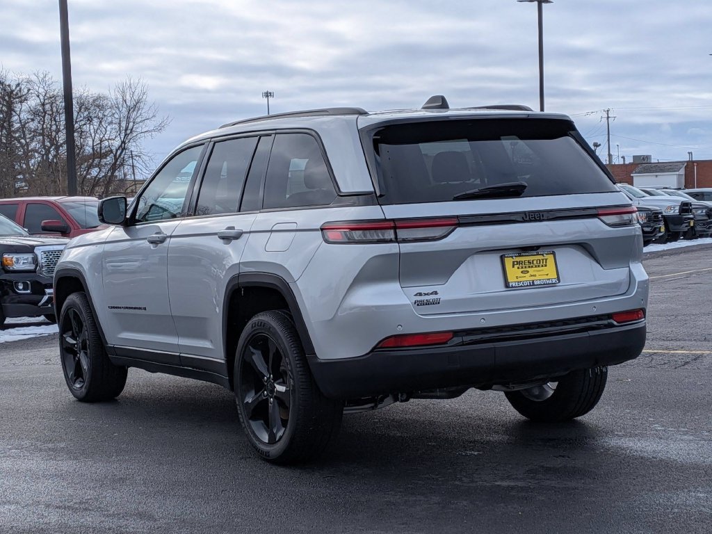 Used 2024 Jeep Grand Cherokee Altitude AWD/4WD image 5