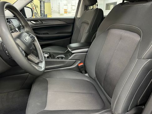 Used 2023 Jeep Grand Cherokee Laredo image 10