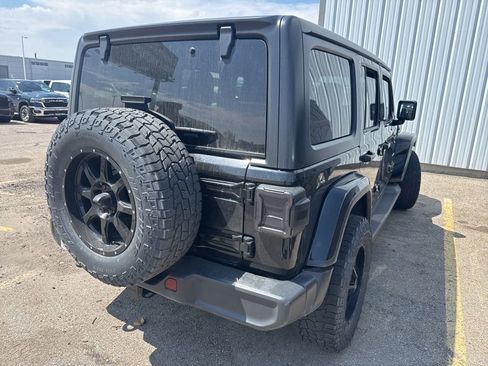 Used 2018 Jeep Wrangler Unlimited Sahara w/ Cold Weather Group AWD/4WD image 7