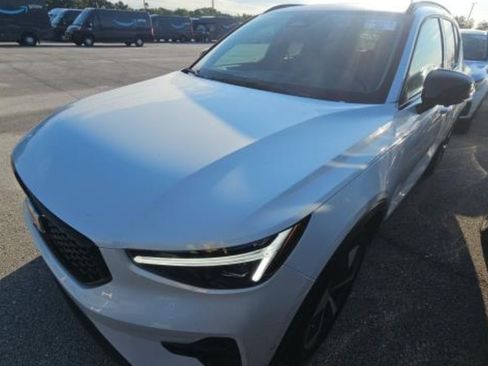 Used 2026 Volvo XC40 B5 Plus AWD/4WD image 3