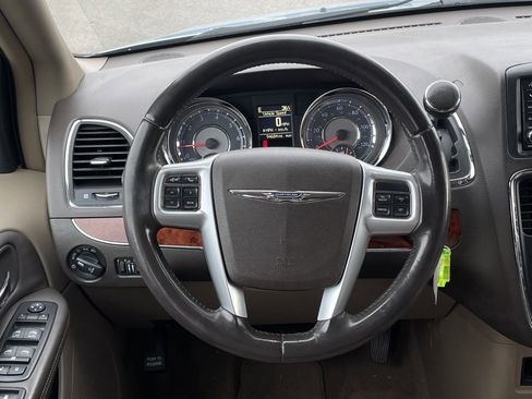 Used 2013 Chrysler Town & Country Touring image 11