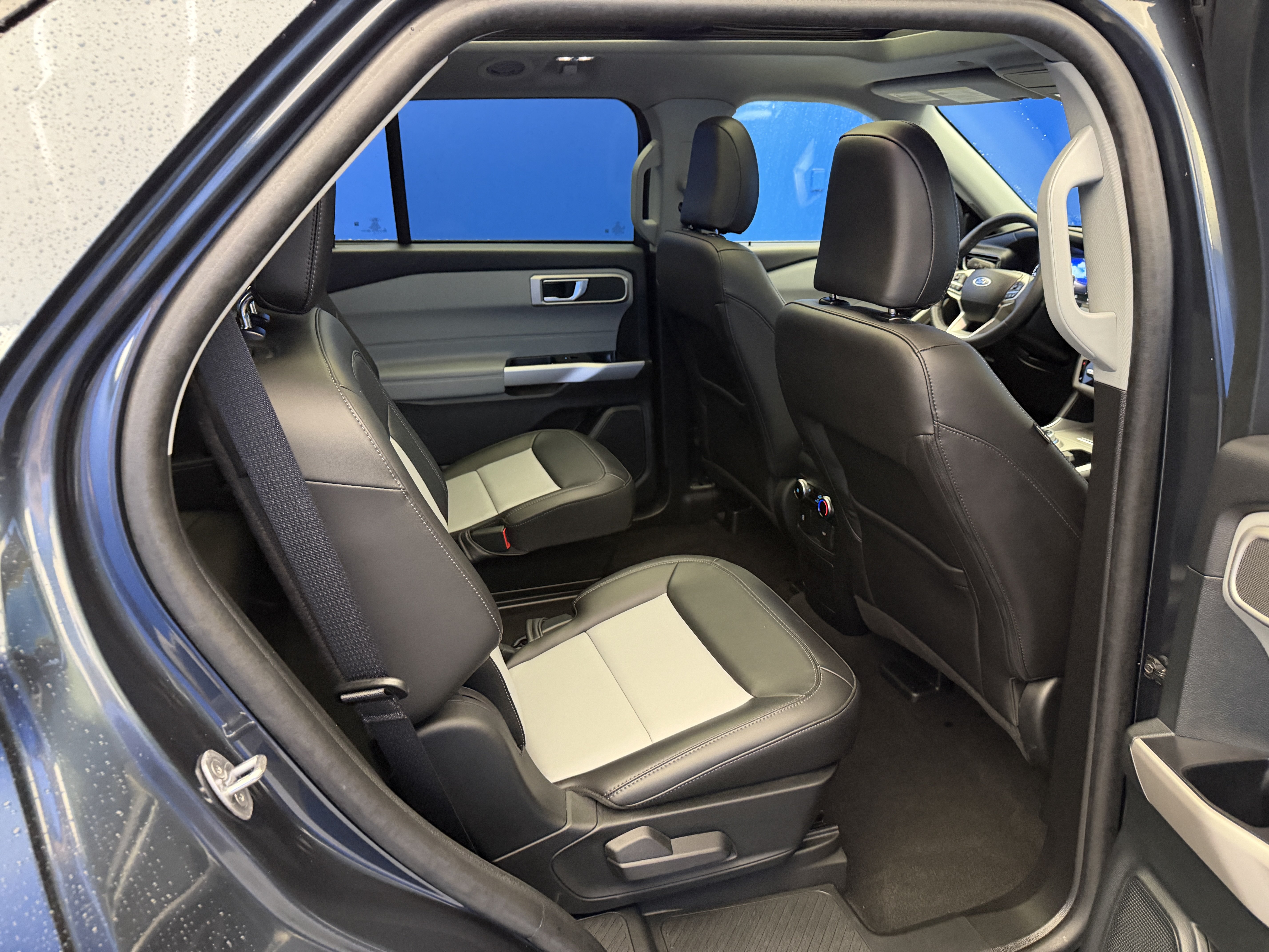 Used 2024 Ford Explorer XLT w/ Equipment Group 202A AWD/4WD image 28