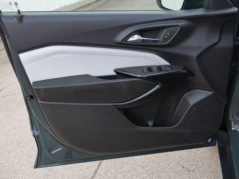 Used 2025 Chevrolet Trax LT FWD image 27