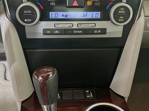 Used 2014 Toyota Camry XLE w/ Leather Package FWD image 23