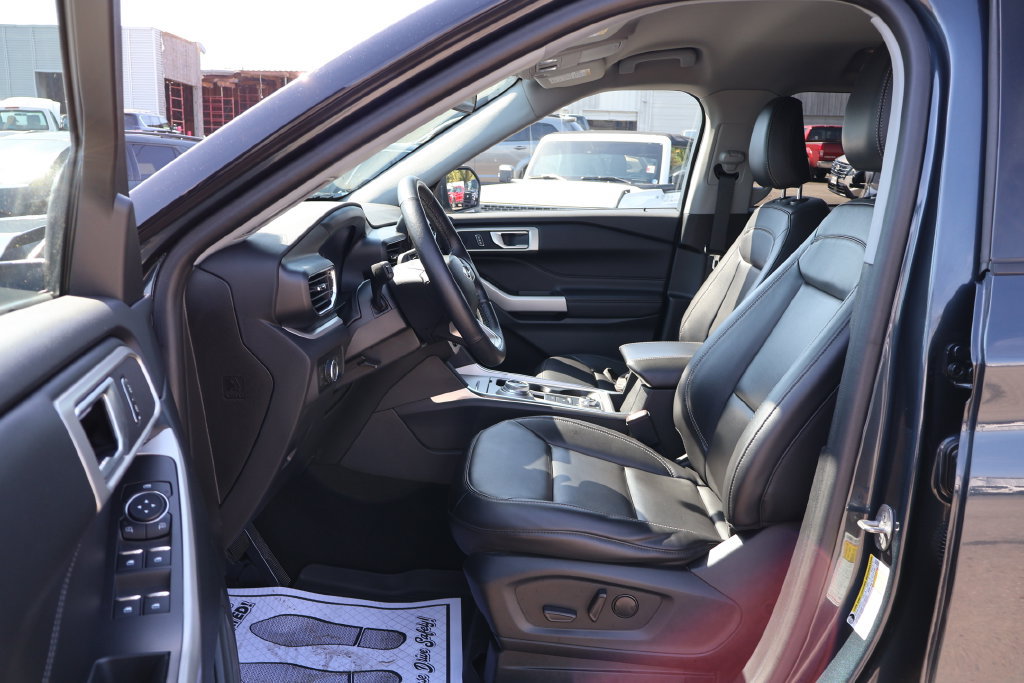 Used 2023 Ford Explorer XLT w/ Equipment Group 202A AWD/4WD image 18