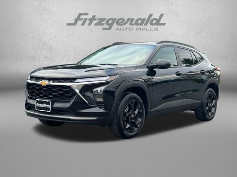 Used 2025 Chevrolet Trax LT FWD image 2