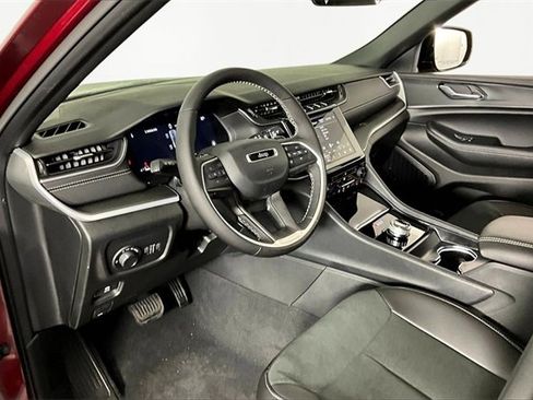 New 2025 Jeep Grand Cherokee Laredo image 8