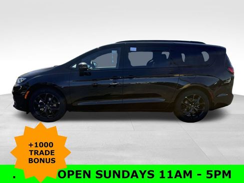 New 2026 Chrysler Pacifica Limited w/ Uconnect Theater Family Group image 4