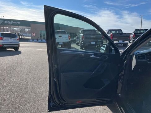 Used 2018 Volkswagen Tiguan SEL Premium image 24