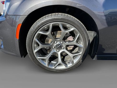 Used 2018 Chrysler 300 S w/ 300S Premium Group RWD image 9