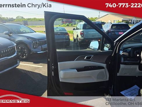 Used 2024 Kia Carnival LX FWD image 11