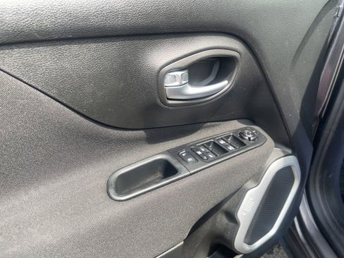 Used 2019 Jeep Renegade Latitude AWD/4WD image 10