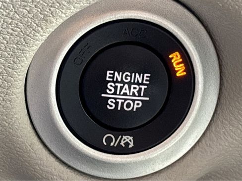 Used 2023 Chrysler Pacifica Touring-L FWD image 7