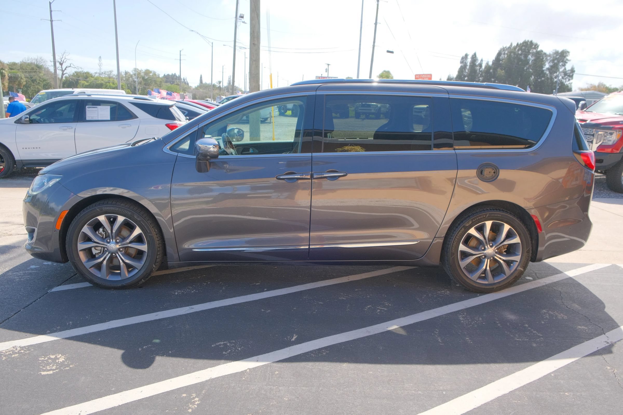 Used 2018 Chrysler Pacifica Limited w/ Tire & Wheel Group FWD image 8