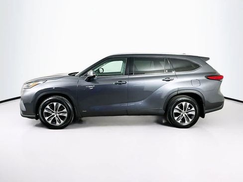 Used 2021 Toyota Highlander XLE AWD/4WD image 3