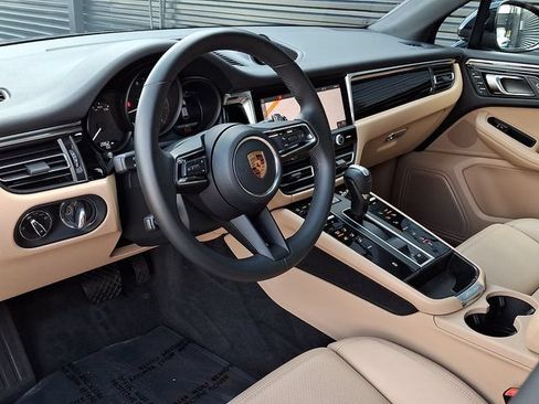 Certified 2026 Porsche Macan AWD/4WD image 4