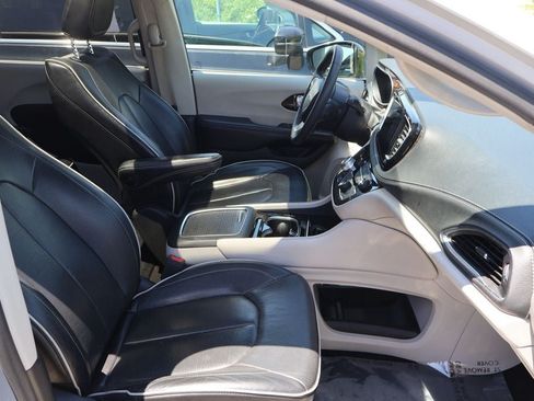 Used 2023 Chrysler Pacifica Limited FWD image 20