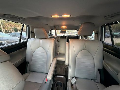 Used 2023 Toyota Highlander XLE FWD image 7