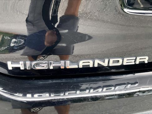 Used 2021 Toyota Highlander XLE AWD/4WD image 31