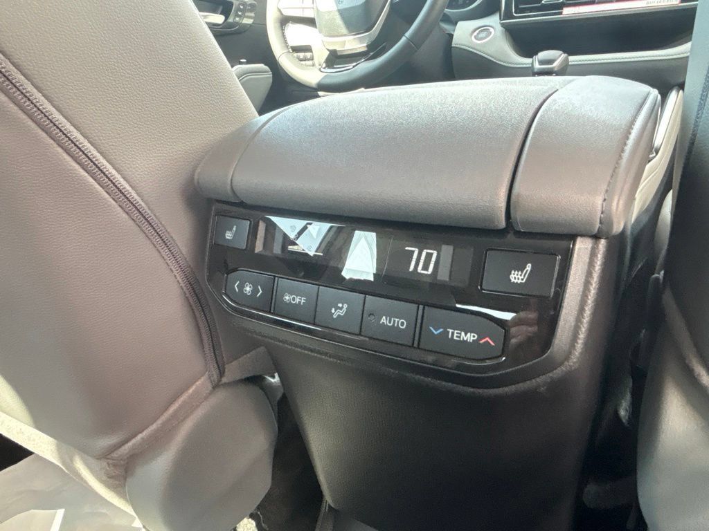 New 2026 Toyota Highlander Platinum AWD/4WD image 32