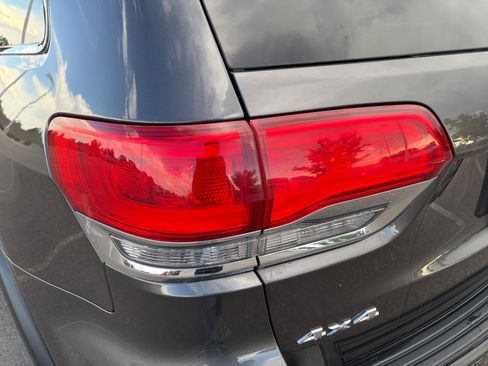 Used 2019 Jeep Grand Cherokee Laredo AWD/4WD image 17