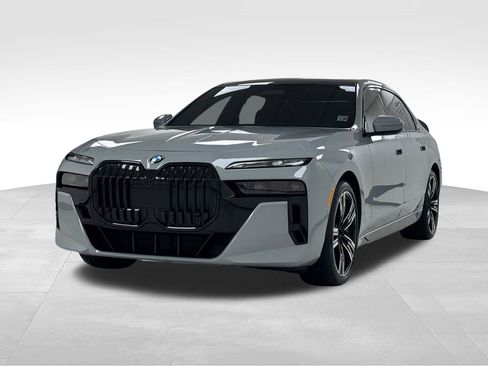 Used 2023 BMW 760i xDrive w/ Executive Package image 3