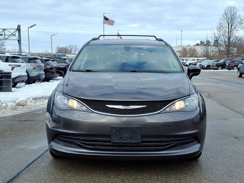 Used 2017 Chrysler Pacifica Touring image 2
