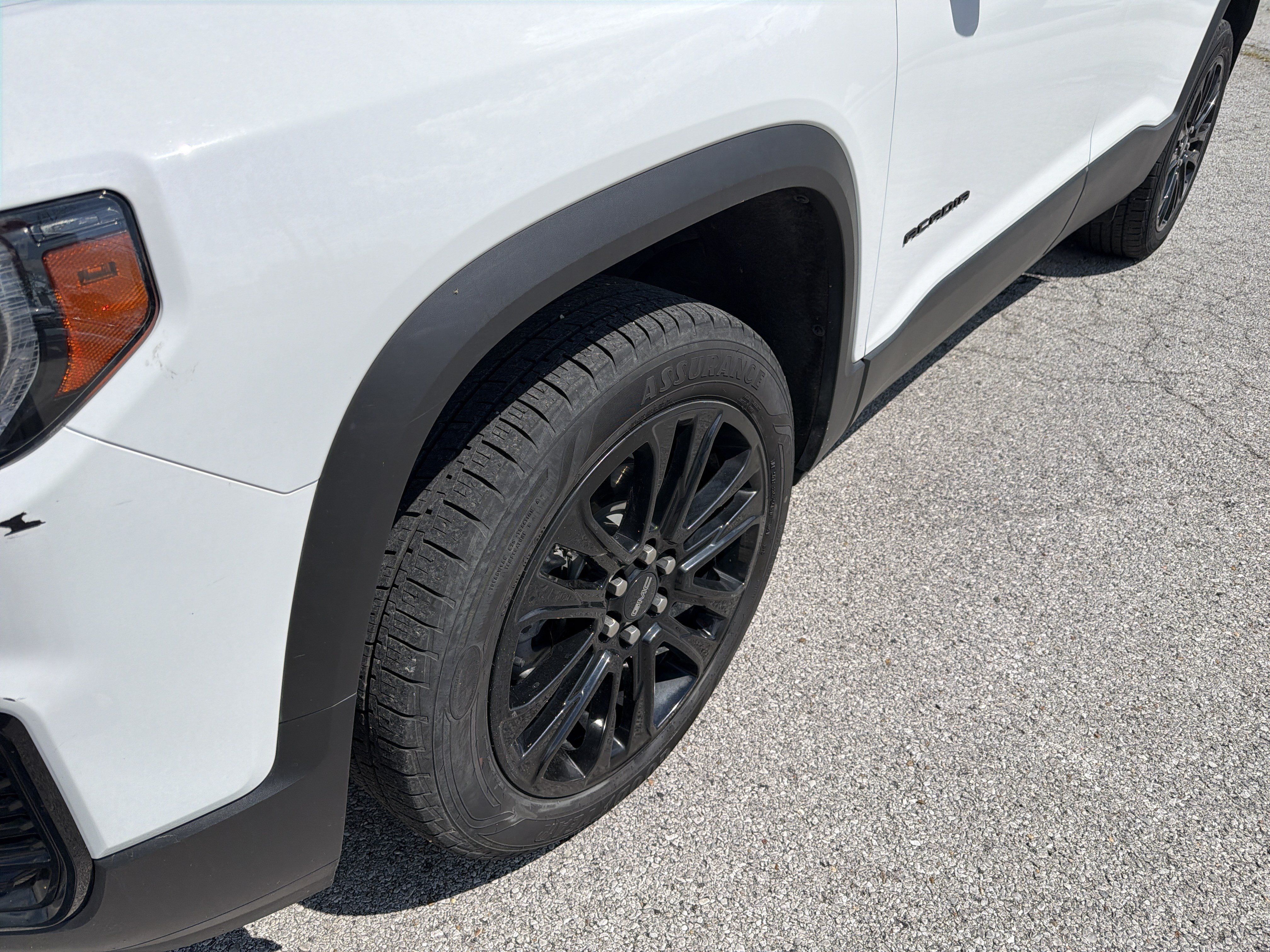 Used 2022 GMC Acadia SLE w/ Driver Convenience Package FWD image 3