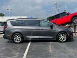 Used 2019 Chrysler Pacifica Limited image 2