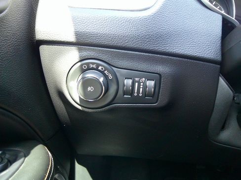 Used 2019 Jeep Compass Latitude w/ Popular Equipment Group AWD/4WD image 86