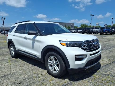 Used 2024 Ford Explorer XLT w/ Equipment Group 202A AWD/4WD image 3