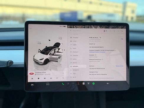 Used 2022 Tesla Model Y Long Range image 34