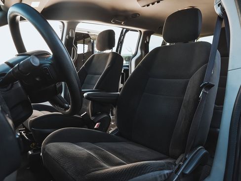 Used 2019 Dodge Grand Caravan SE image 9