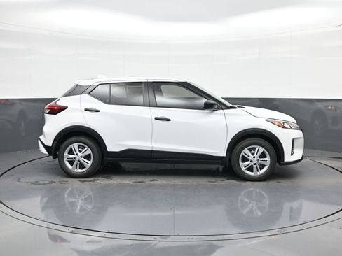 New 2025 Nissan Kicks Play S image 8