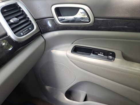 Used 2012 Jeep Grand Cherokee Laredo w/ Laredo E Group AWD/4WD image 35