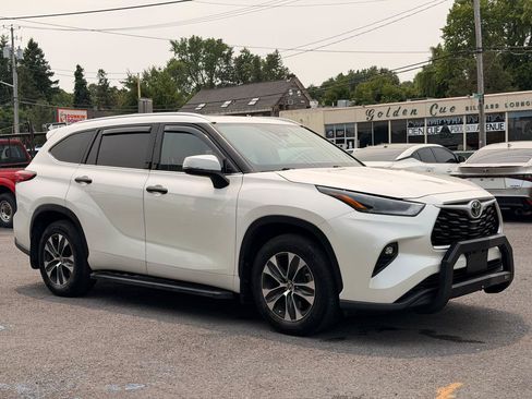Used 2021 Toyota Highlander XLE AWD/4WD image 3