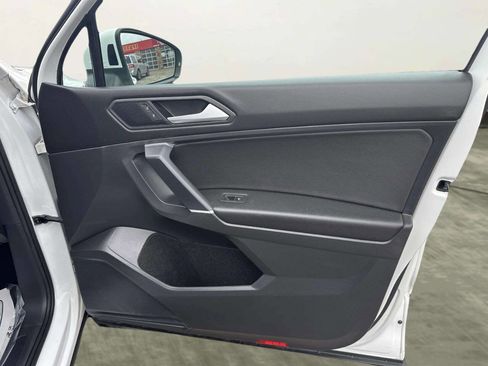 Used 2020 Volkswagen Tiguan SE w/ Panoramic Sunroof Package image 16