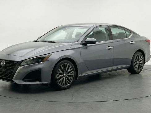 Used 2025 Nissan Altima 2.5 SV FWD image 3