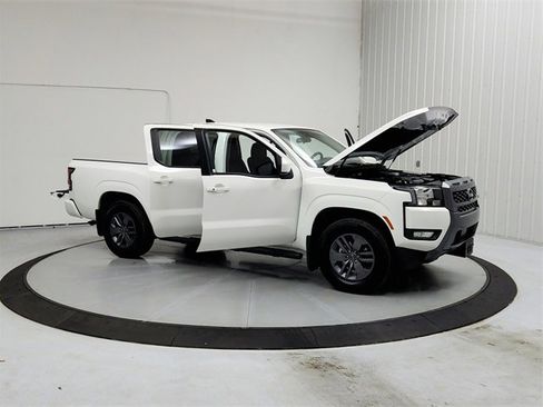 Used 2025 Nissan Frontier SV w/ SV Convenience Package image 9