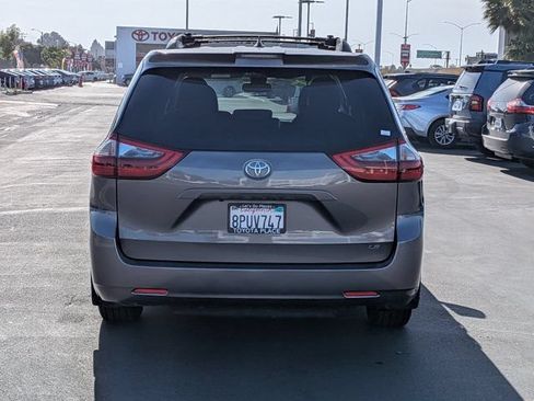 Used 2020 Toyota Sienna LE w/ Carpet Mat Package FWD image 11