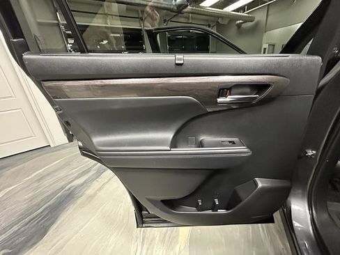 Used 2022 Toyota Highlander Limited image 50