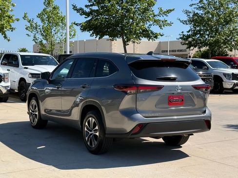 Used 2025 Toyota Highlander XLE FWD image 4