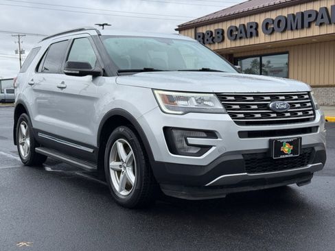 Used 2017 Ford Explorer XLT image 2